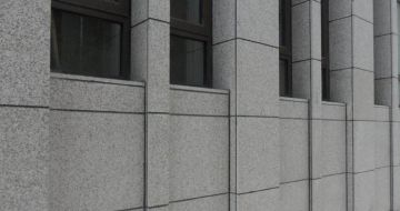 芝麻灰外墙干挂石材及施工注意事项