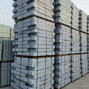  路沿石（路侧石），颜色一致，尺寸标准