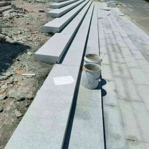  芝麻白整石台阶，施工现场