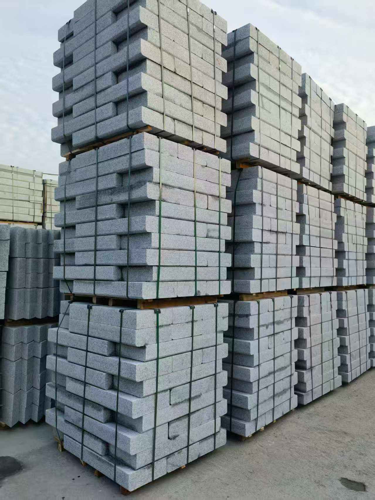  路沿石（路侧石），颜色一致，尺寸标准