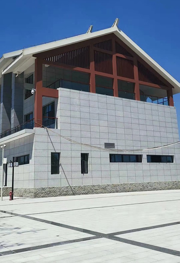 芝麻灰花岗岩在景区地面及墙壁的应用