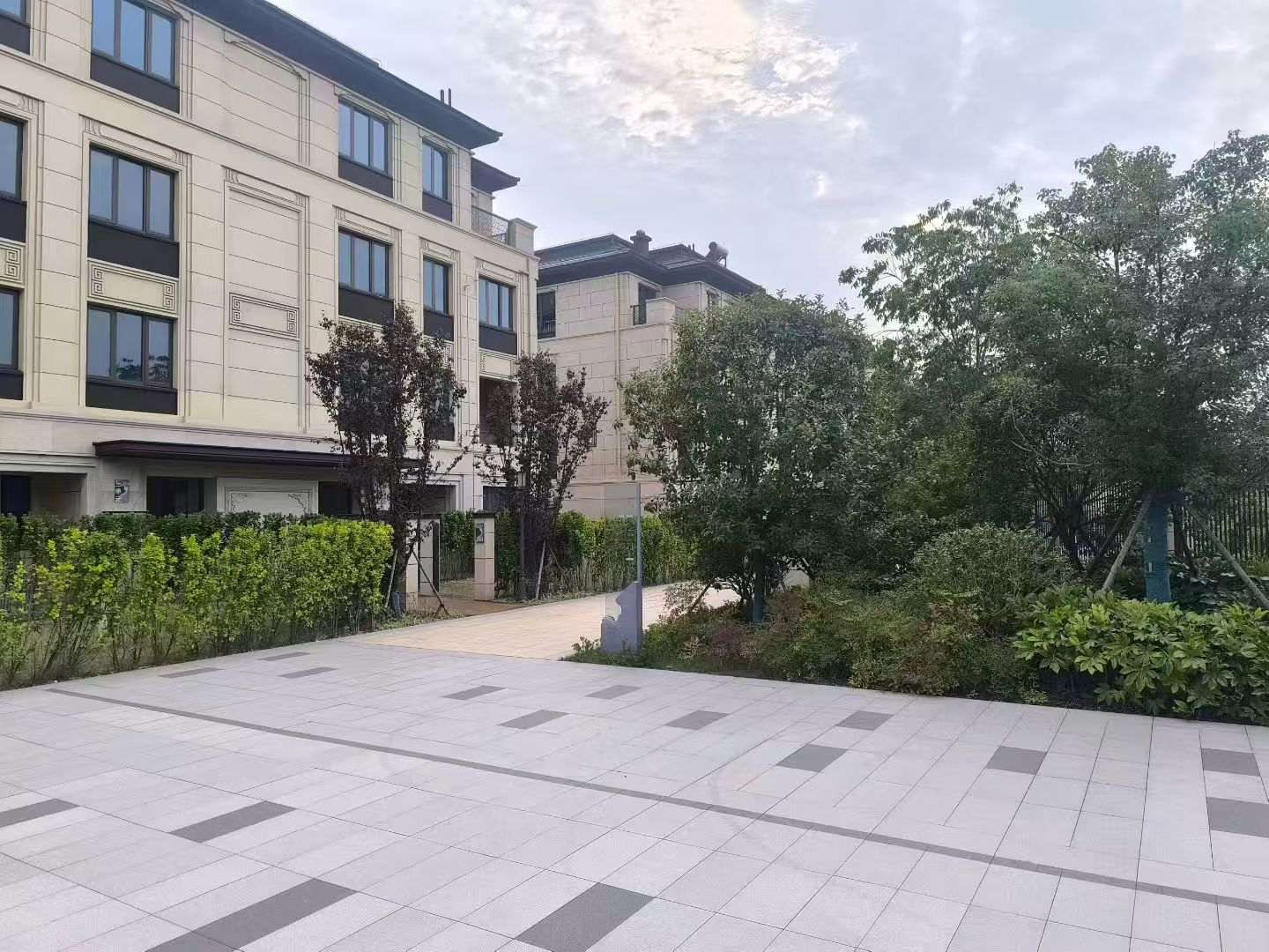  芝麻白与芝麻白搭配铺装，尺寸1200*600