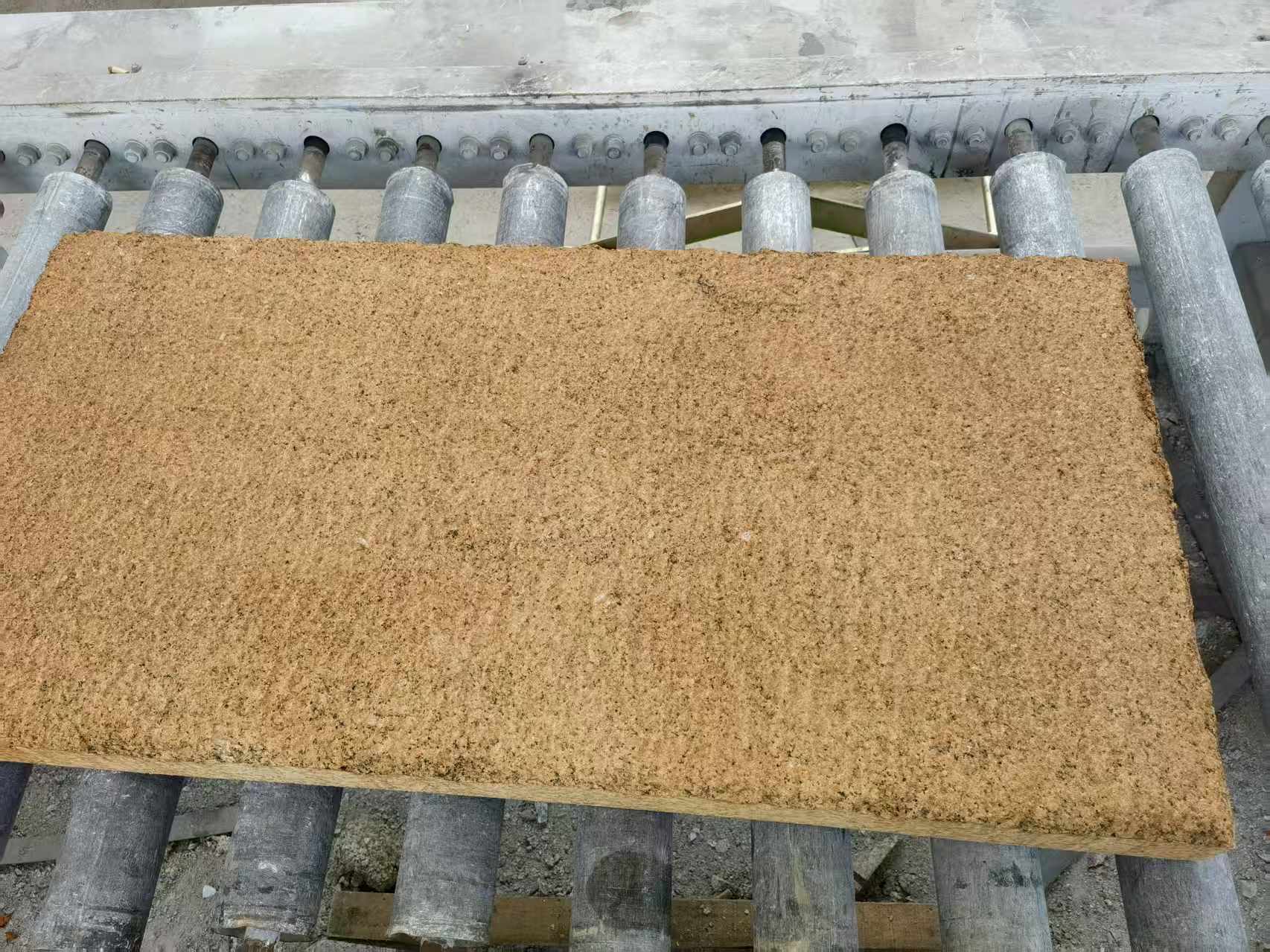  菠萝面老石板，做旧仿古石，流水线生产加工