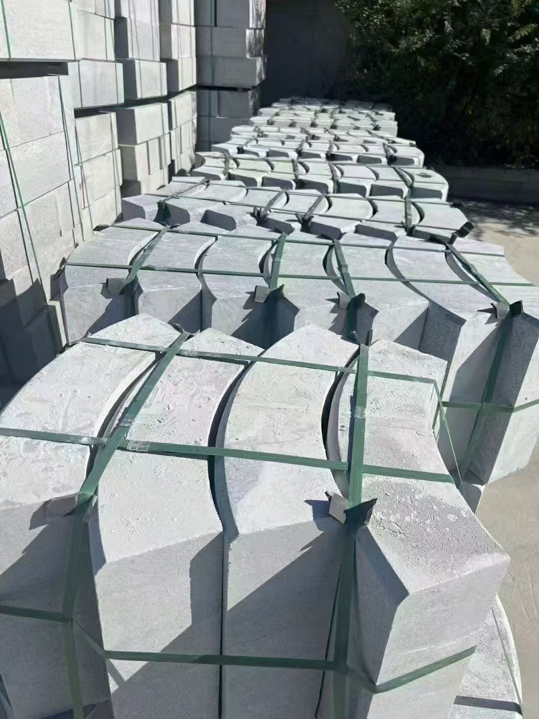  芝麻灰弧形路沿石