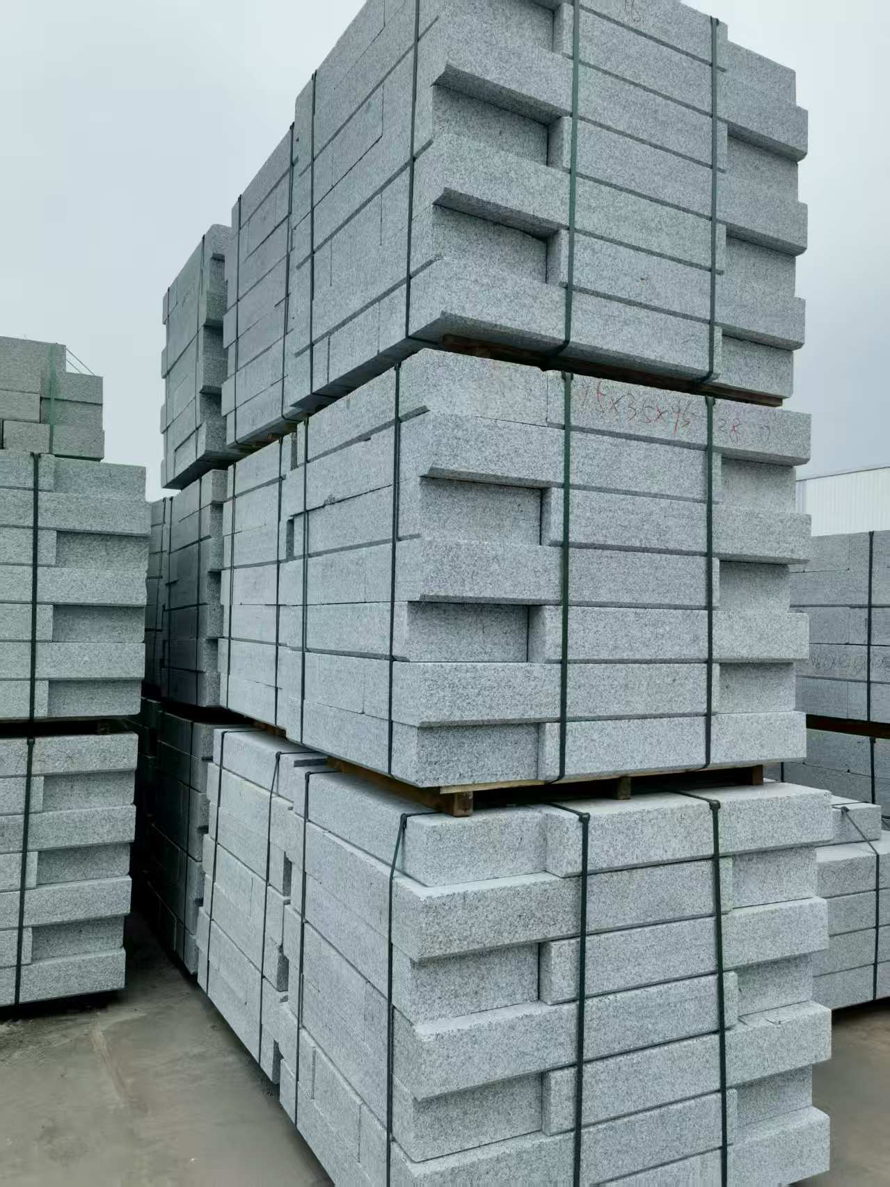  路沿石，板板正正的路沿石