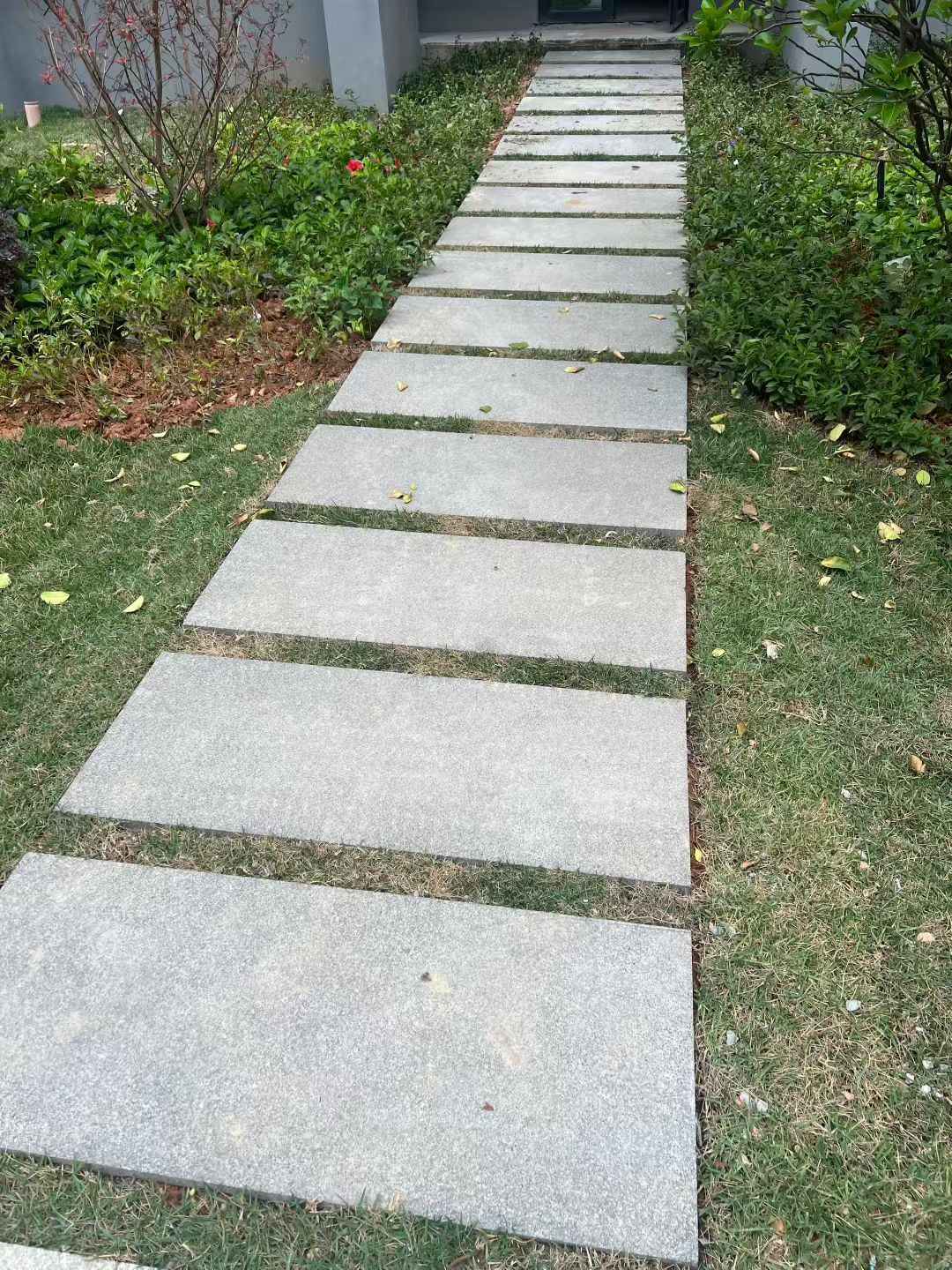  芝麻黑小区踏步、汀步石铺装效果