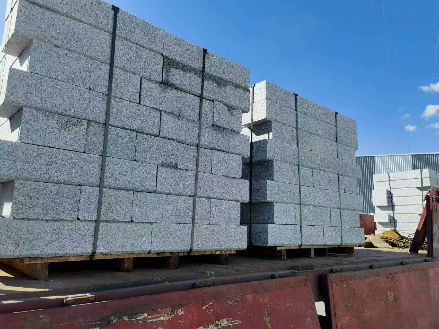  路沿石装车出货