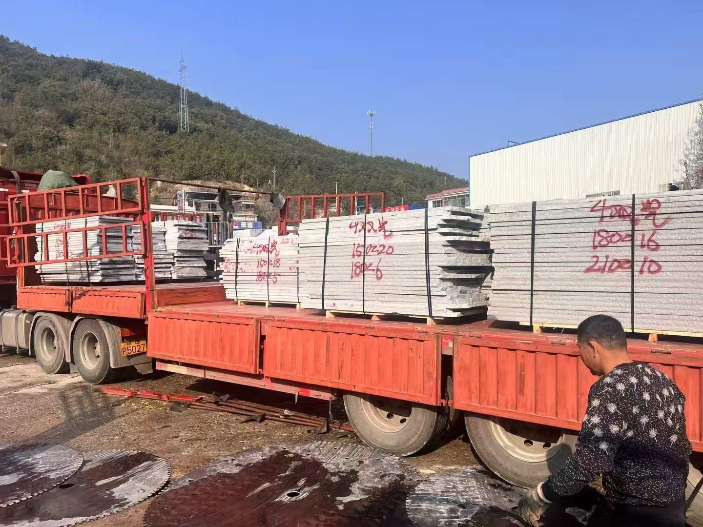  芝麻灰花岗岩光面毛板出货日常