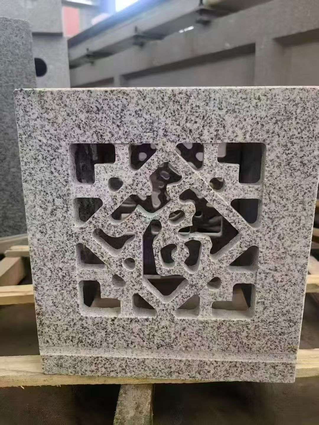  芝麻白花岗岩镂空雕花灯笼